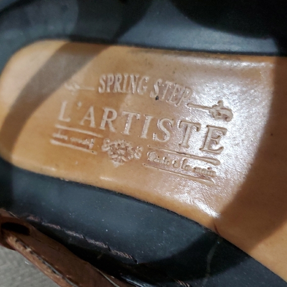 Brown Leather Sandals with Floral Design - Picture 2 of 15